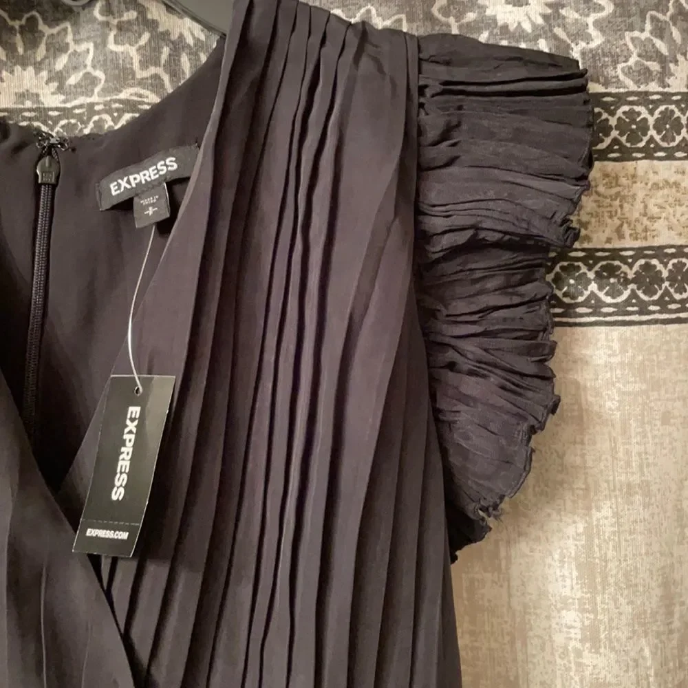 🎉🎉🎉HP🎉🎉🎉Nwt Express Sz SP Black zip back fan cap sleeves - Picture 2 of 9